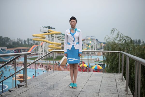 Una empleada del parque acuático Munsu en Pyongyang - Sputnik Mundo
