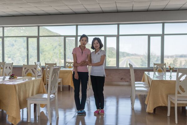 La vendedora Kim Hyo-Jong y la camarera Kim Un-Mi en la carretera Kaesong - Sputnik Mundo