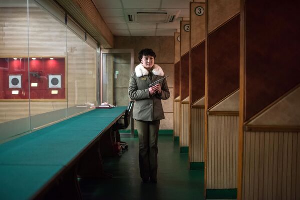 La entrenadora de tiro Kim Su-Ryon en su lugar de trabajo en Pyongyang - Sputnik Mundo
