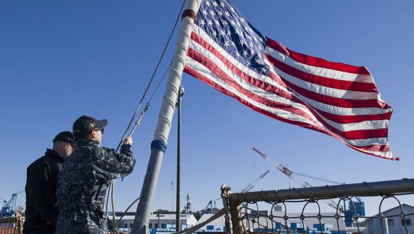 La bandera de EEUU en un destructor estadounidense (archivo) - Sputnik Mundo