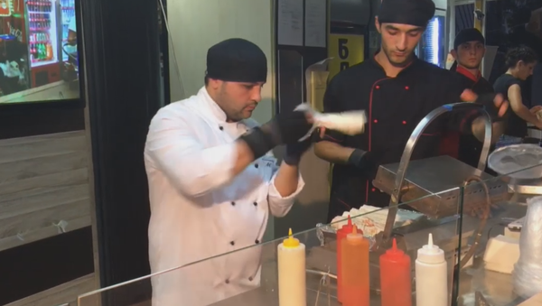Un hombre que prepara shawarma con machete - Sputnik Mundo