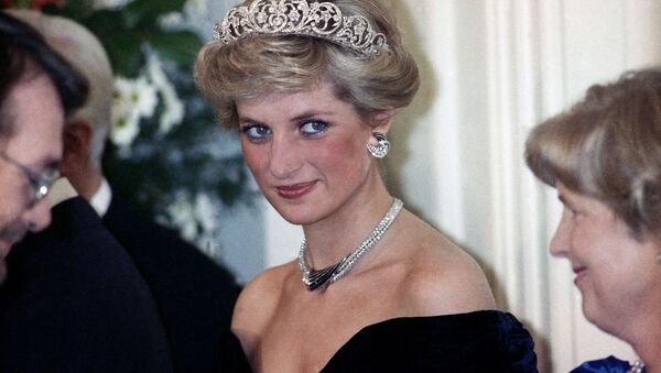 Принцесса Диана на вечернем приеме в честь членов королевской семьи в Бонне,  Германия, 1987 год - Sputnik Mundo
