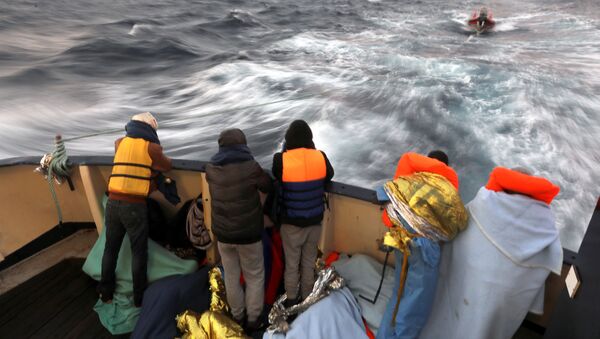 Refugiados en el barco Golfo Azzurro (archivo) - Sputnik Mundo