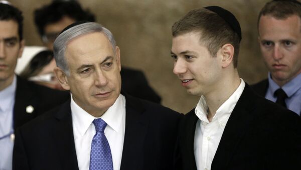Primer ministro de Israel, Benjamín Netanyahu, con su hijo, Yair Netanyahu - Sputnik Mundo