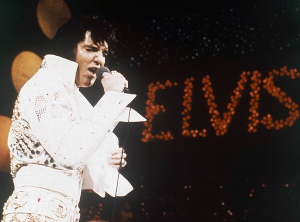 Elvis Presley, el Rey de rock and roll durante su  interpretación. Digital Domain Media Group anunció el 6 de junio de 2012 que está elaborando una holograma para los espectáculos, películas y otros proyectos de Presley de todo el mundo. Digital Domain se coordina con Core Media Group, que administra varias marcas, celebridades y propiedad. - Sputnik Mundo