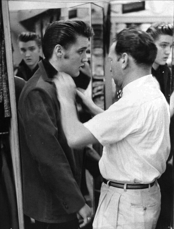 Elvis Presley durante una prueba de vestuario  en 1956 en la tienda de los hombres de Lansky en Memphis, estado de Tennessee. - Sputnik Mundo
