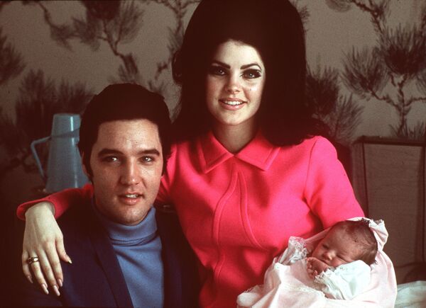 Elvis Presley posa con su esposa Priscilla y su hija Lisa Marie, en un cuarto en el hospital Baptist en Memphis, Tennessee, el 5 de febrero, 1968. - Sputnik Mundo