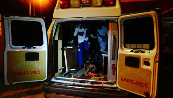 Una ambulancia llevando a una víctima del atentado terrorista en Nigeria - Sputnik Mundo