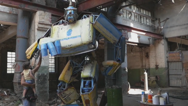 'Transformers' a la ucraniana: crean un enorme robot hecho con dos autos viejos - Sputnik Mundo