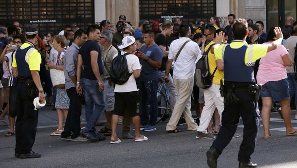 La gente en Las Ramblas, Barcelona, donde se produjo el atentado - Sputnik Mundo