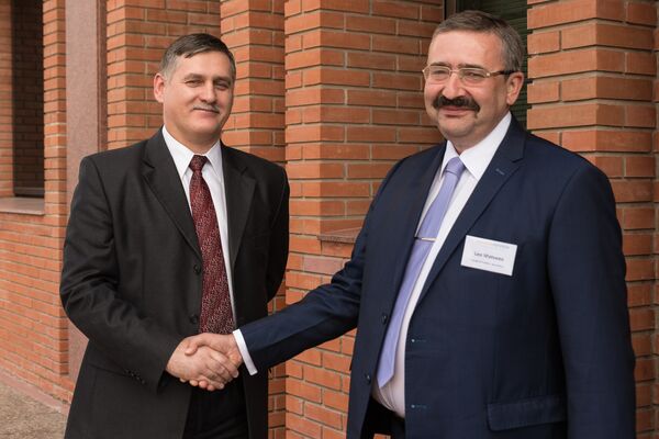 Leo Matveev, presidente de SearchInform, con Miguel Zotov, subjefe de la Representación Comercial de la Federación de Rusia en Argentina Leo Matveev, presidente de SearchInform, con Miguel Zotov, subjefe de la Representación Comercial de la Federación de Rusia en Argentina - Sputnik Mundo