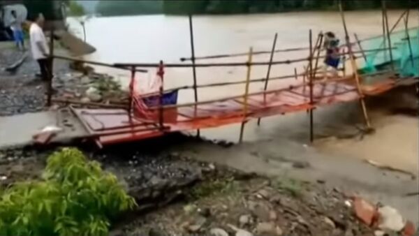Una china salva la vida tras huir por un puente que poco después fue arrasado por las aguas - Sputnik Mundo