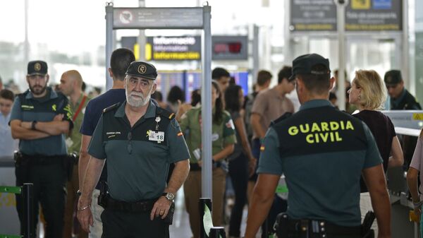 Guardia Civil en el aeropuerto de Barcelona - Sputnik Mundo