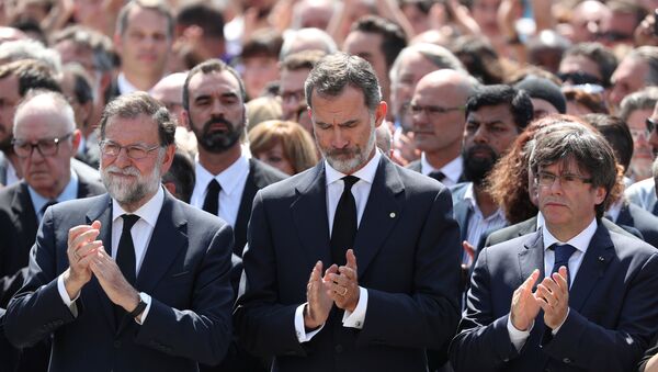 El presidente del Gobierno, Mariano Rajoy, el rey de España, Felipe VI y presidente del Gobierno catalán, Carles Puigdemont - Sputnik Mundo
