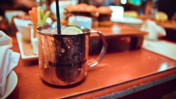 El cóctel Moscow Mule se sirve tradicionalmente en una taza de cobre - Sputnik Mundo