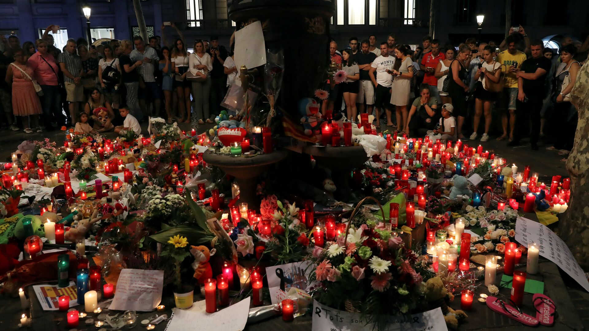 Flores en memoria de las víctimas de los atentados de Barcelona y Cambrils, España  - Sputnik Mundo, 1920, 11.01.2022
