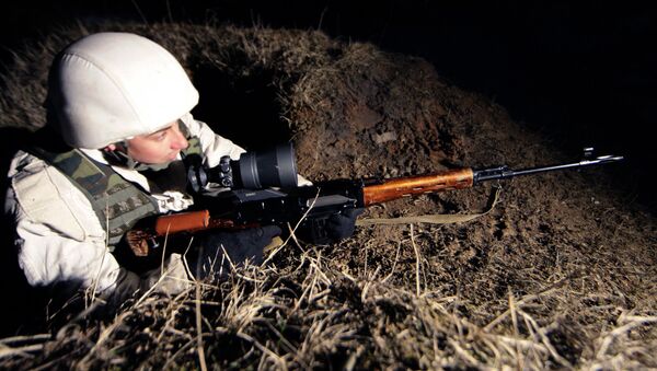 Un francotirador utiliza uno de los legendarios rifles Dragunov - Sputnik Mundo