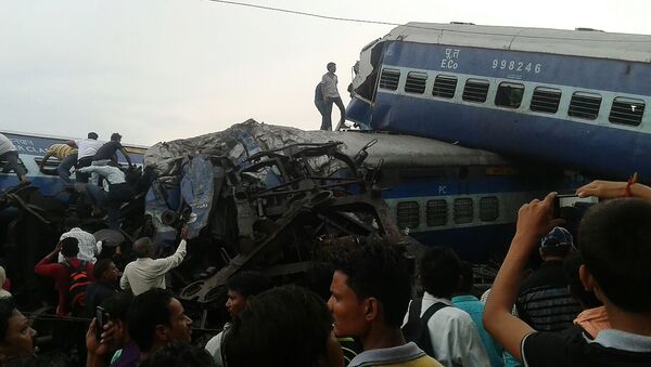 El tren descarrilado en Uttar Pradesh, la India - Sputnik Mundo