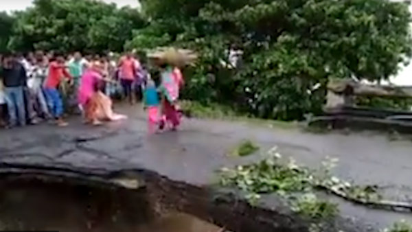 Un puente se cae en la India durante unas inundaciones - Sputnik Mundo
