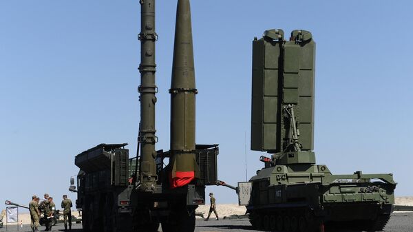 Sistema de misiles tácticos ruso Iskander junto con un radar - Sputnik Mundo