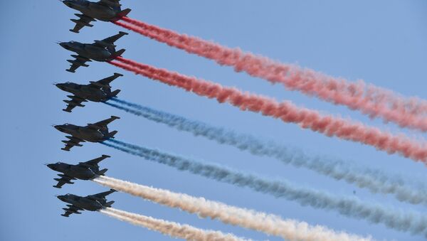 Aviones militares rusos dibujan la bandera de Rusia en los cielos de Moscú (archivo) - Sputnik Mundo