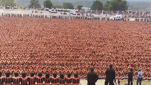 Más de 10.000 hombres indonesios danzan coreográficamente para batir un récord - Sputnik Mundo