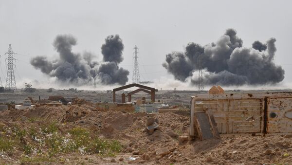 Los ataques de las Fuerzas Aeroespaciales de Rusia contra las posiciones de Daesh cerca de la ciudad siria de Deir Ezzor (archivo) - Sputnik Mundo