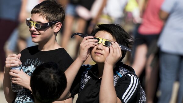 Niños prueban gafas con filtro solar antes del eclipse del Sol del 21 de agosto de 2017 - Sputnik Mundo