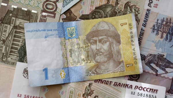 Los billetes de rublos y grivnas (monedas de Rusia y Ucrania, respectivamente) - Sputnik Mundo