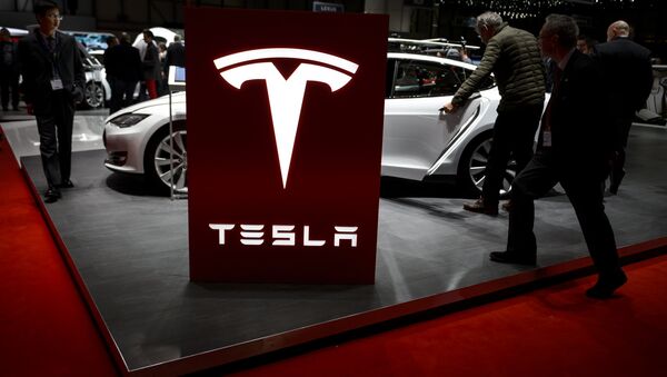 Visitor are seen at the booth of US electric carmaker Tesla Motors, during the press day of the Geneva Car Show on March 4, 2015 in Geneva - Sputnik Mundo