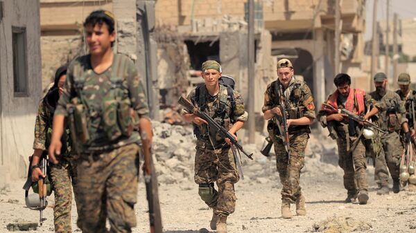Los miembros de las Fuerzas Democráticas de Siria (FDS) en la región de Al Raqa, Siria - Sputnik Mundo