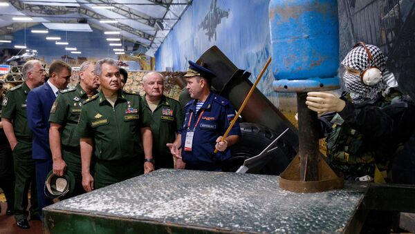 El ministro de Defensa de Rusia, general de Ejército Serguéi Shoigú, pasó la revista de armas de fabricación industrial y casera arrebatadas a los yihadistas en Siria - Sputnik Mundo