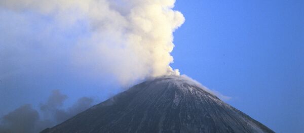 Volcán Kliuchevskói en la región rusa de Kamchatka Volcán Kliuchevskói en la región rusa de Kamchatka - Sputnik Mundo