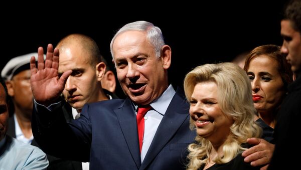 Primer ministro de Israel, Benjamín Netanyahu, con su esposa (archivo) - Sputnik Mundo