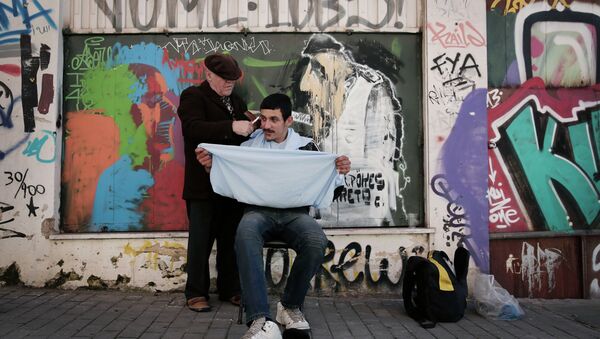 Un peluquero atiende a un cliente en el centro de Atenas (imagen referencial) - Sputnik Mundo