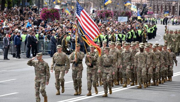 Soldados estadounidenses marchan durante el desfile celebrado en Kiev - Sputnik Mundo
