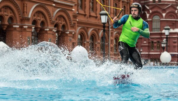Un hombre practica el esquí acuático - Sputnik Mundo