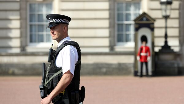 Policía enfrente del Palacio de Buckingham, Londres, Reino Unido - Sputnik Mundo