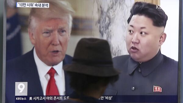Un hombre ve por la televisión al presidente de EEUU, Donald Trump, y al líder norcoreano, Kim Jong-un - Sputnik Mundo