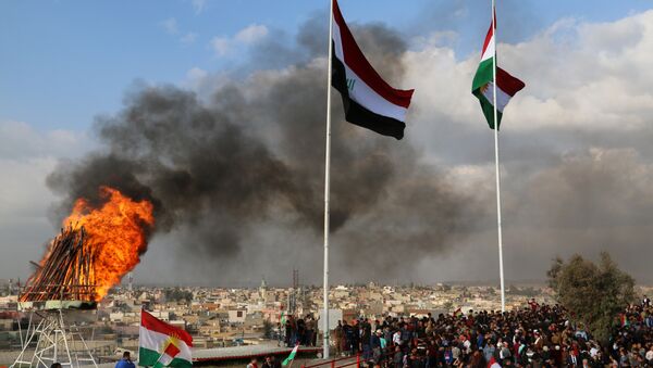 Las banderas de Irak y Kurdistán en la ciudad de Kirkuk (archivo) - Sputnik Mundo