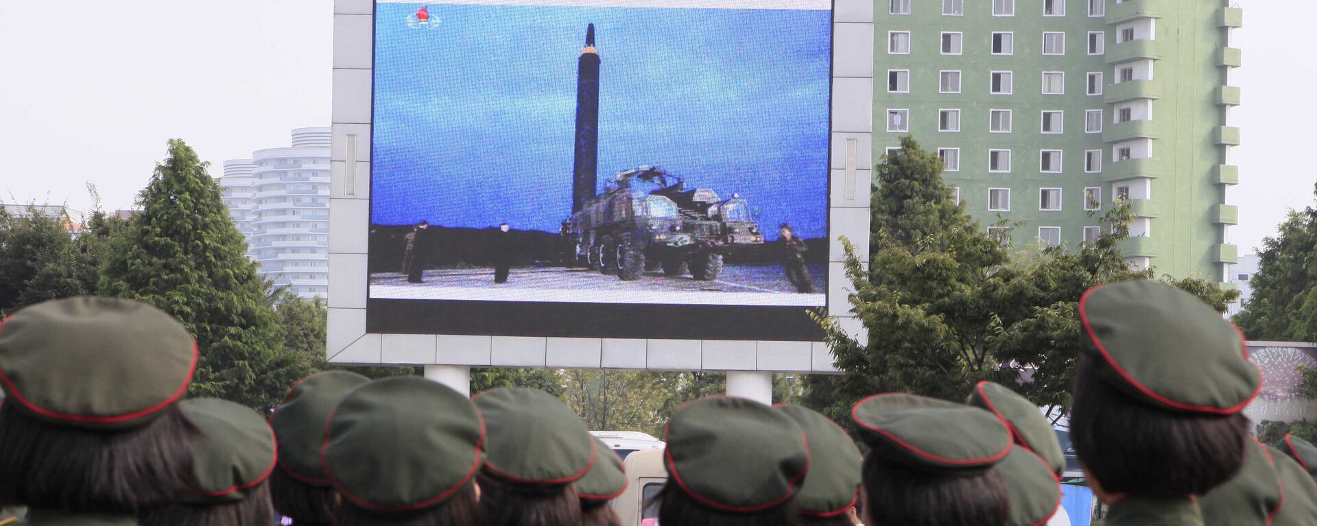 Los norcoreanos observan en una pantalla el lanzamiento del misil balístico (archivo) - Sputnik Mundo, 1920, 19.10.2021