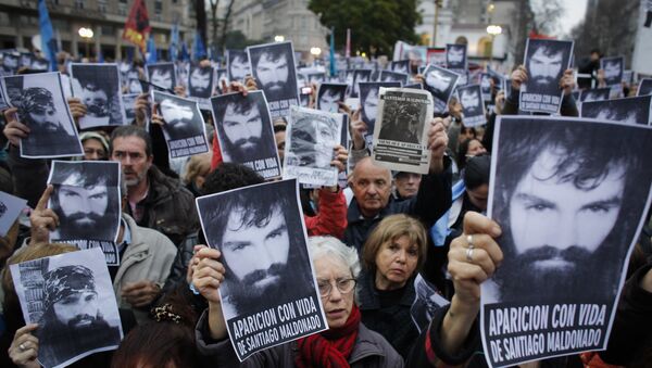 Carteles con la imagen de Santiago Maldonado, activista argentino desaparecido (archivo) - Sputnik Mundo