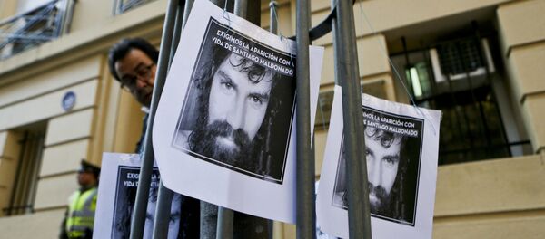 Carteles con la imagen de Santiago Maldonado, activista argentino desaparecido Carteles con la imagen de Santiago Maldonado, activista argentino desaparecido - Sputnik Mundo