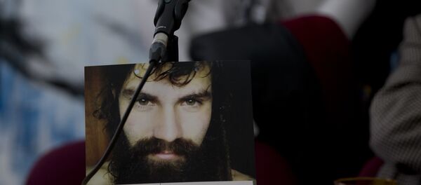 Un cartel con la imagen de Santiago Maldonado, activista argentino desaparecido (archivo) Un cartel con la imagen de Santiago Maldonado, activista argentino desaparecido (archivo) - Sputnik Mundo