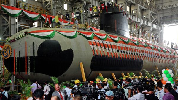 Submarino indio tipo Scorpene es botado en los diques de Bombai, la India, 9 de abril de 2015 - Sputnik Mundo