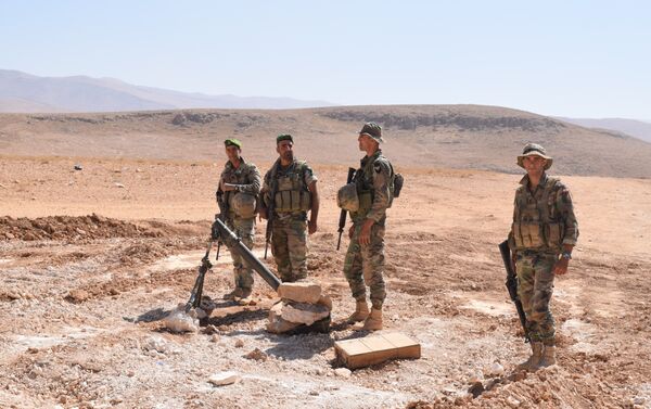 Soldados libaneses custodian la frontera con Siria, para impedir la entrada de grupos radicales - Sputnik Mundo