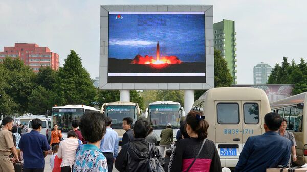Los norcoreanos, viendo el lanzamiento del misil balístico, en Pyongyang - Sputnik Mundo