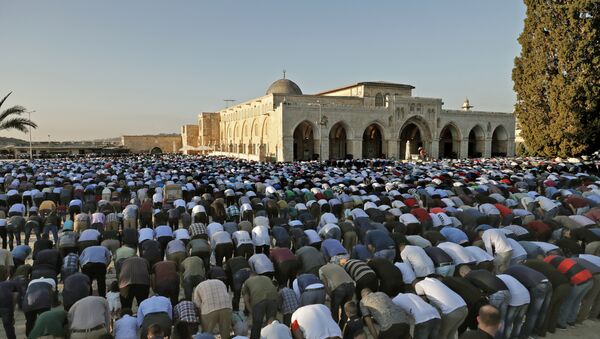 Musulmanes rezan en Jerusalén - Sputnik Mundo