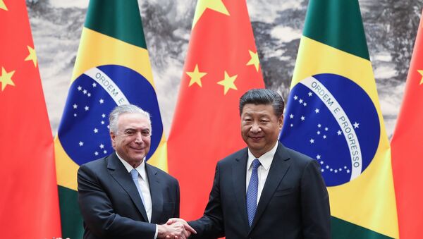 El presidente brasileño, Michel Temer, junto a su homólogo chino, Xi Jinping (archivo) - Sputnik Mundo