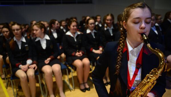 Una alumna del Internado del Ministerio de Defensa toca el saxofón - Sputnik Mundo